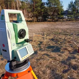 Wytyczenie osi konstrukcyjnych budynku.