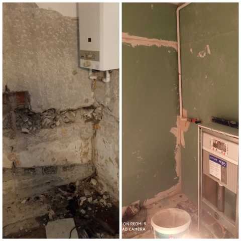 Łazienka w trakcie remontu: surowe ściany z odsłoniętym murem i instalacjami po lewej, zielona ściana z widocznymi śladami szpachlowania i rurami po prawej, widoczne narzędzia i wiadro.