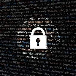 Biała ikona kłódki na tle kodu programistycznego, symbolizująca bezpieczeństwo danych i cyberbezpieczeństwo.