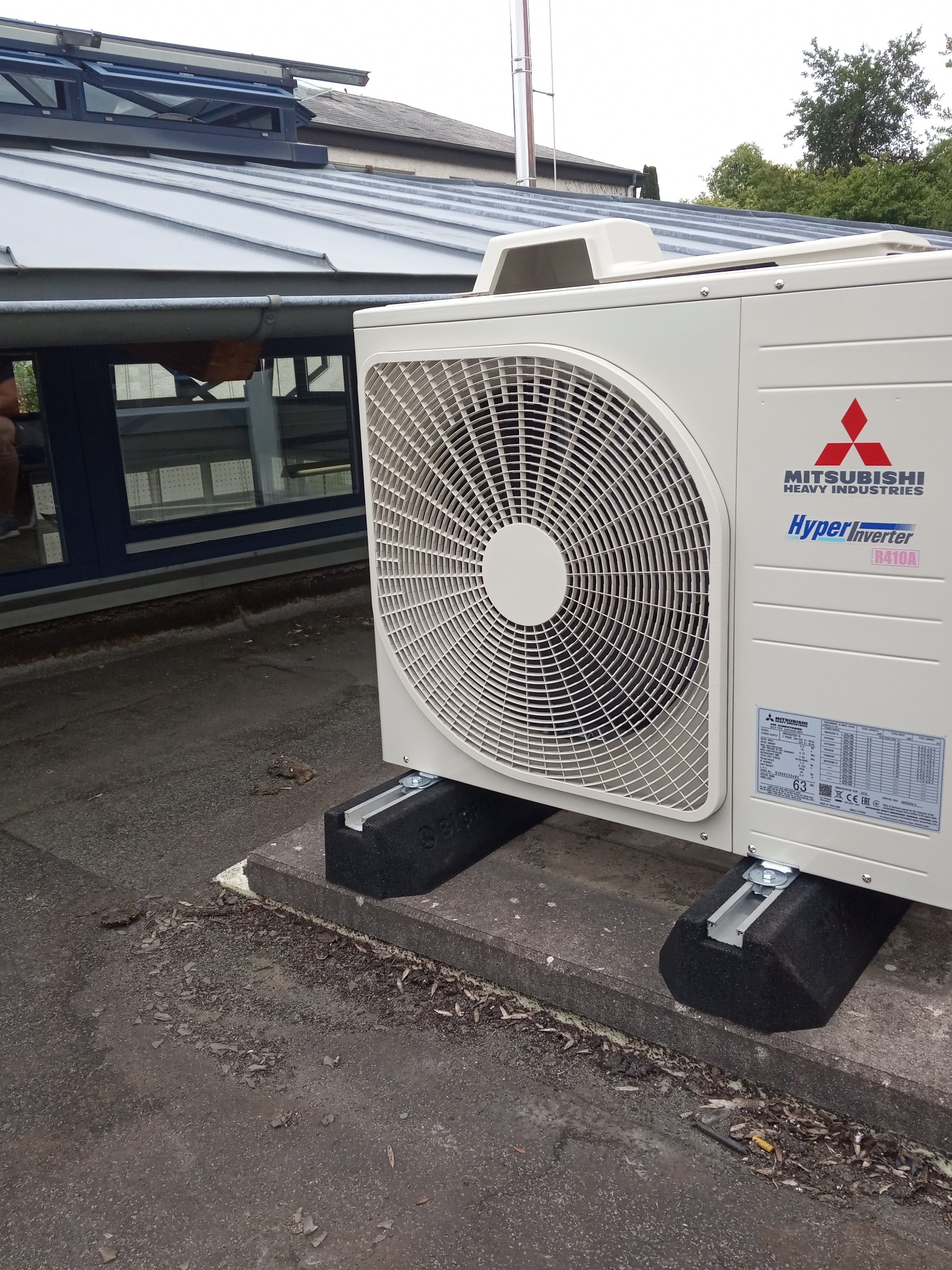 Zamontowane na dachu urządzenie zew. firmy Mitsubishi wedle życzenia klienta.