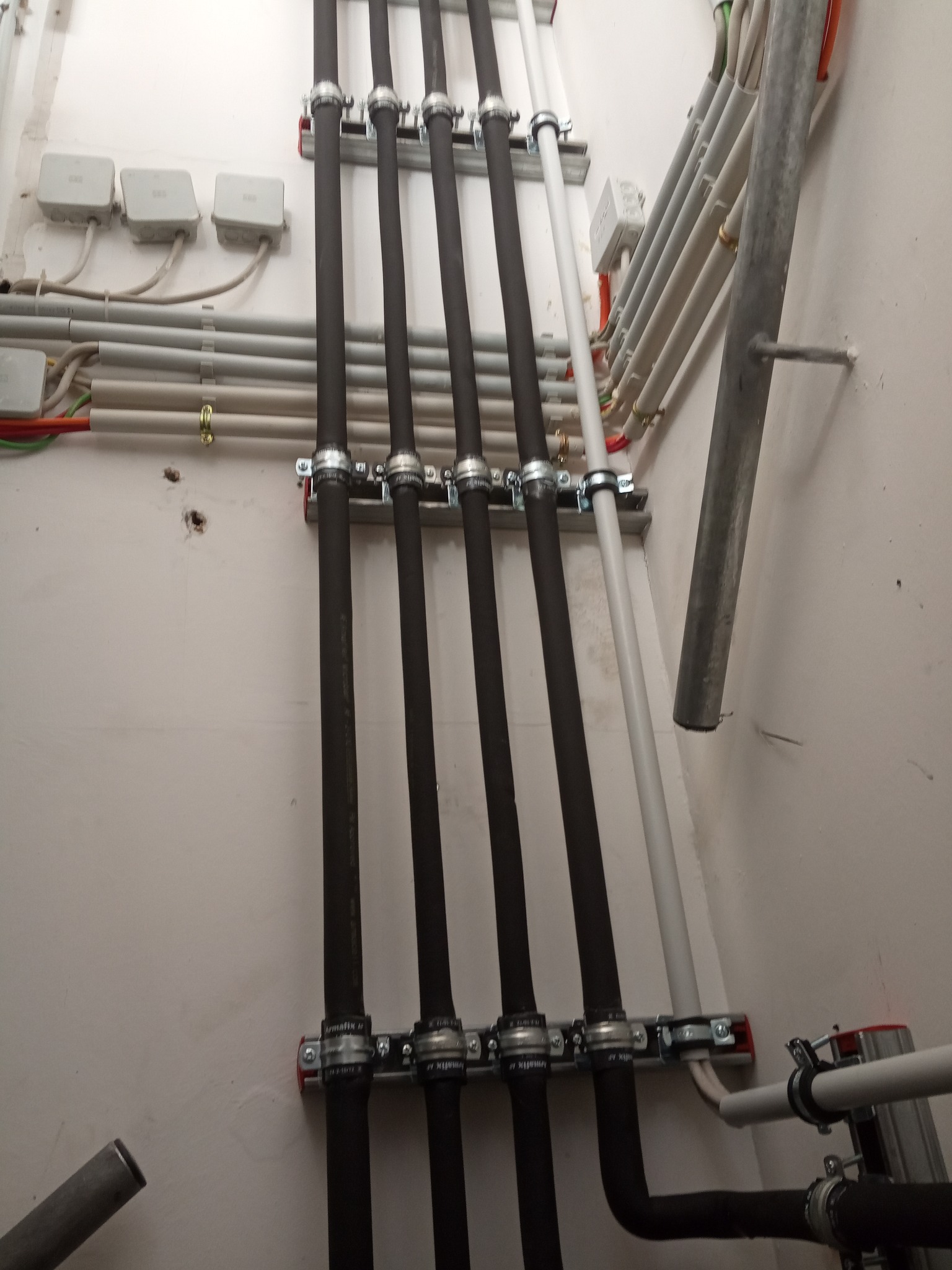 Zdjęcie ukazujące z jaką dokładnością i precyzją kładziemy rury pod instalacje klimatyzacyjną.