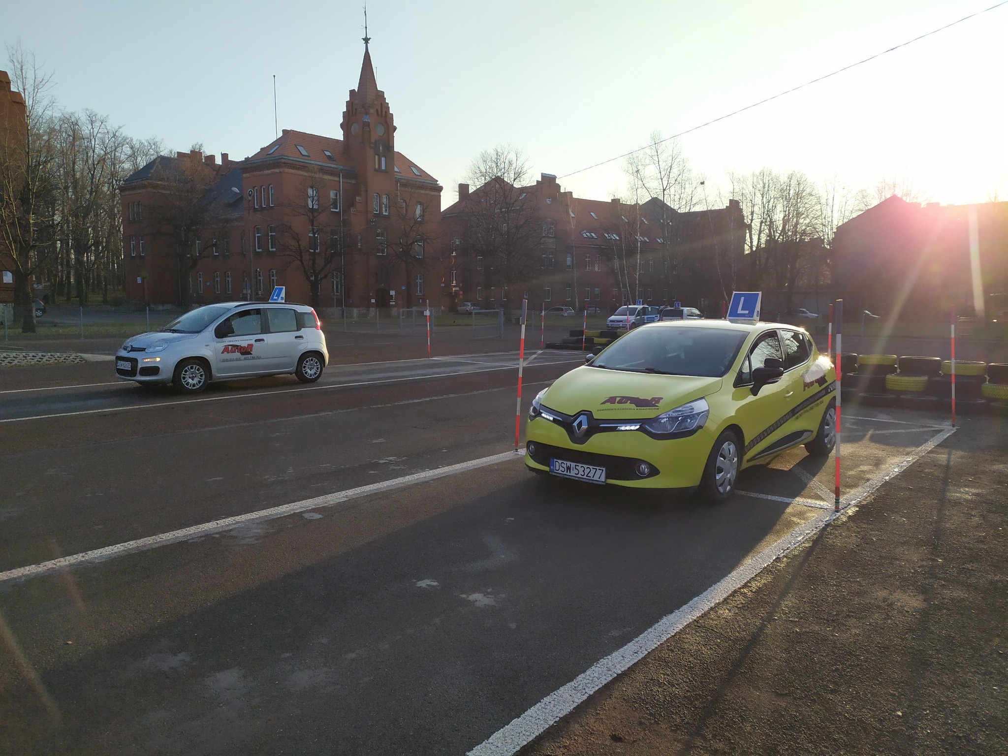 Ćwiczenia jazdy po 'łuku' na placu egzaminacyjnym