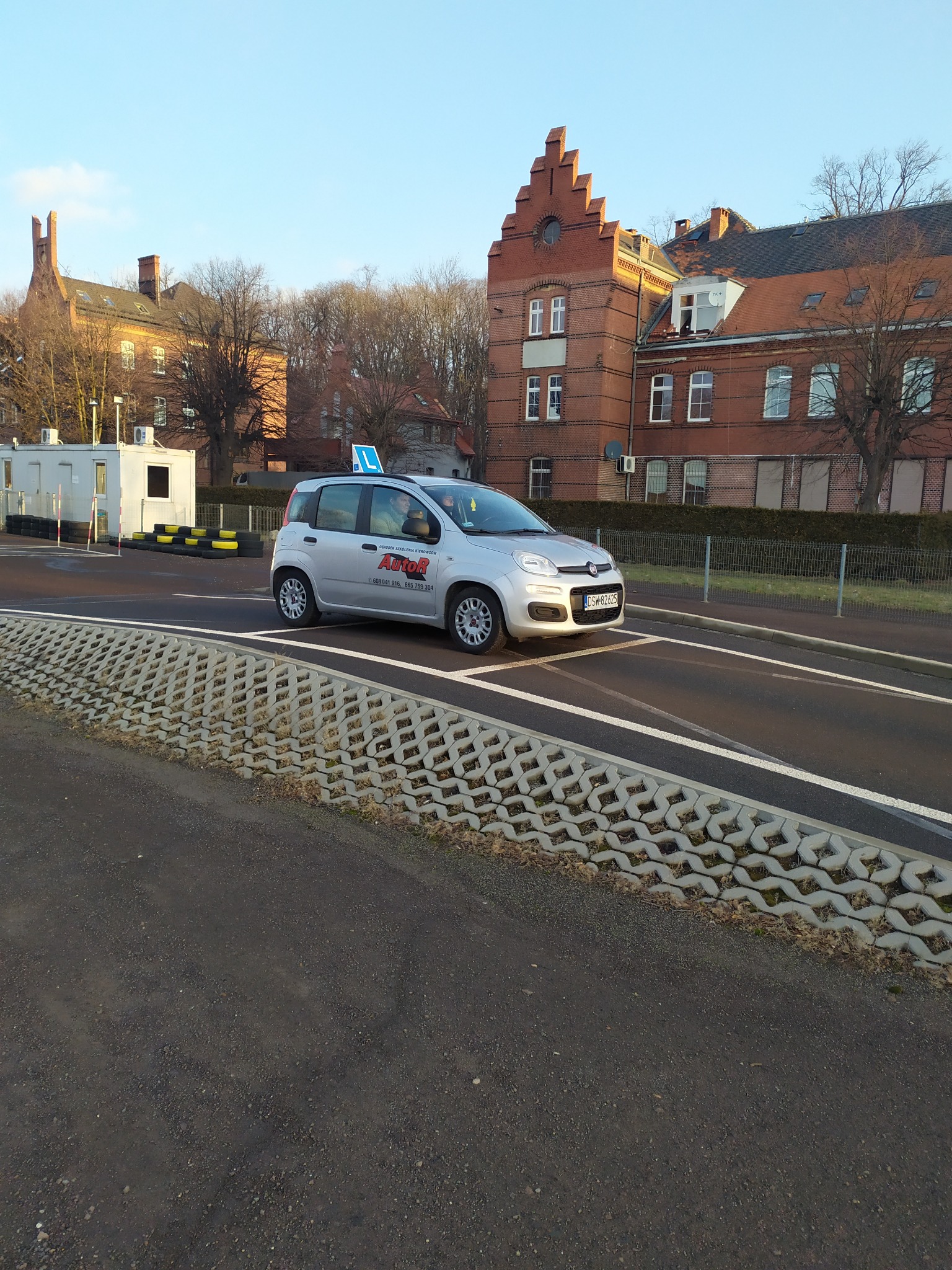 Ruszanie na wzniesieniu przy użyciu hamulca ręcznego