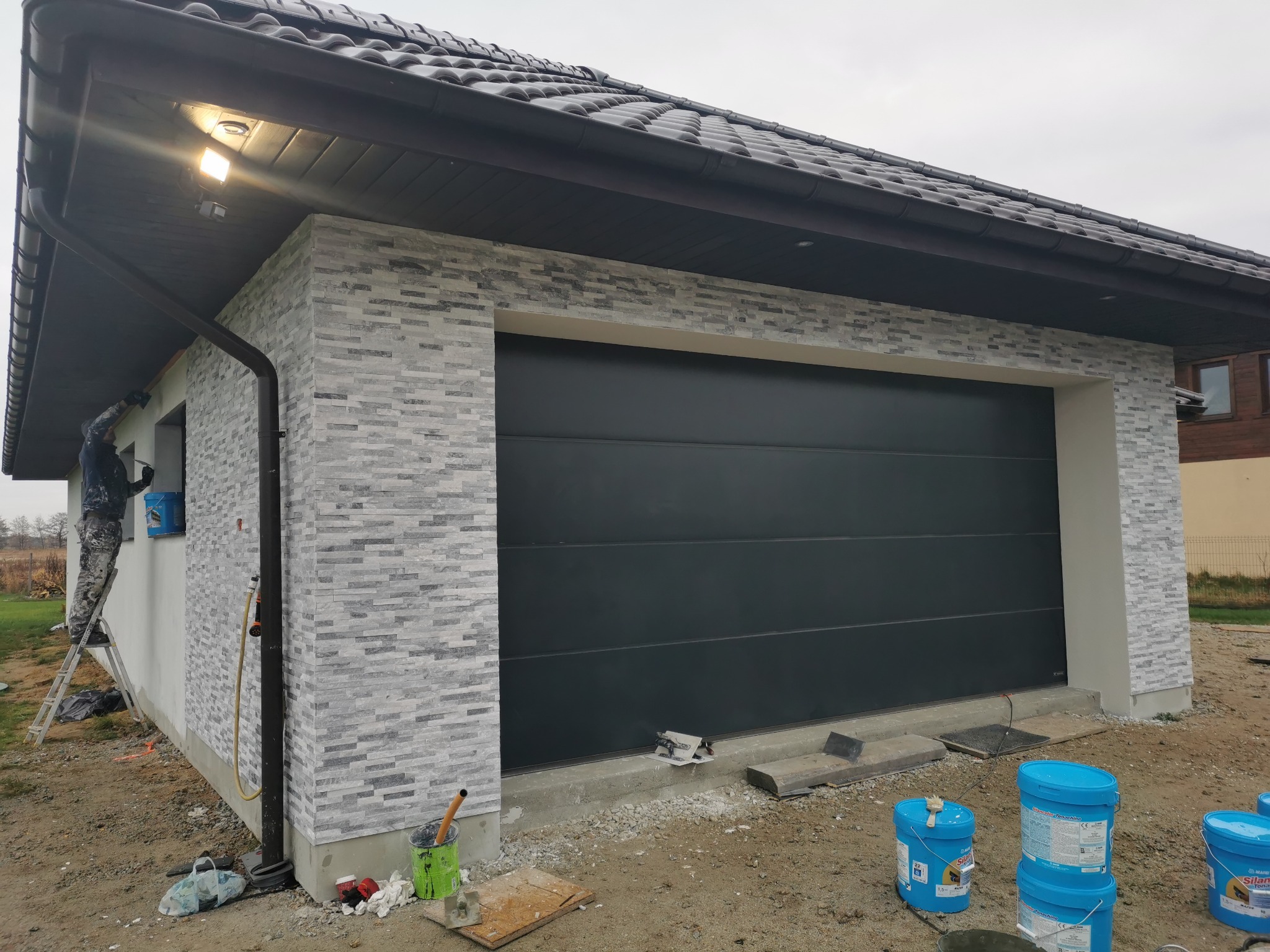 Tynk sylikonowy + kamień elewacyjny (naturalny)