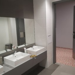 Wykończenie łazienki (bez montażu blatów):
1. Ułożenie glazury (ściana, podłoga)
2. Montaż umywalek
3. Montaż drzwi