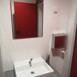 Wykończenie łazienki (bez montażu blatów):
1. Ułożenie glazury (ściana, podłoga)
2. Montaż umywalek
3. Montaż drzwi