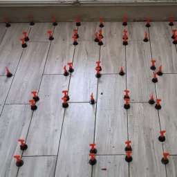 Anton Korniichuk - Układanie gresu