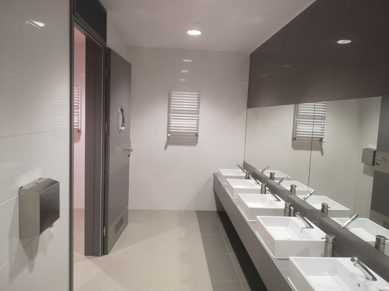 Wykończenie łazienki (bez montażu blatów): 1. Ułożenie glazury (ściana, podłoga) 2. Montaż umywalek 3. Montaż drzwi