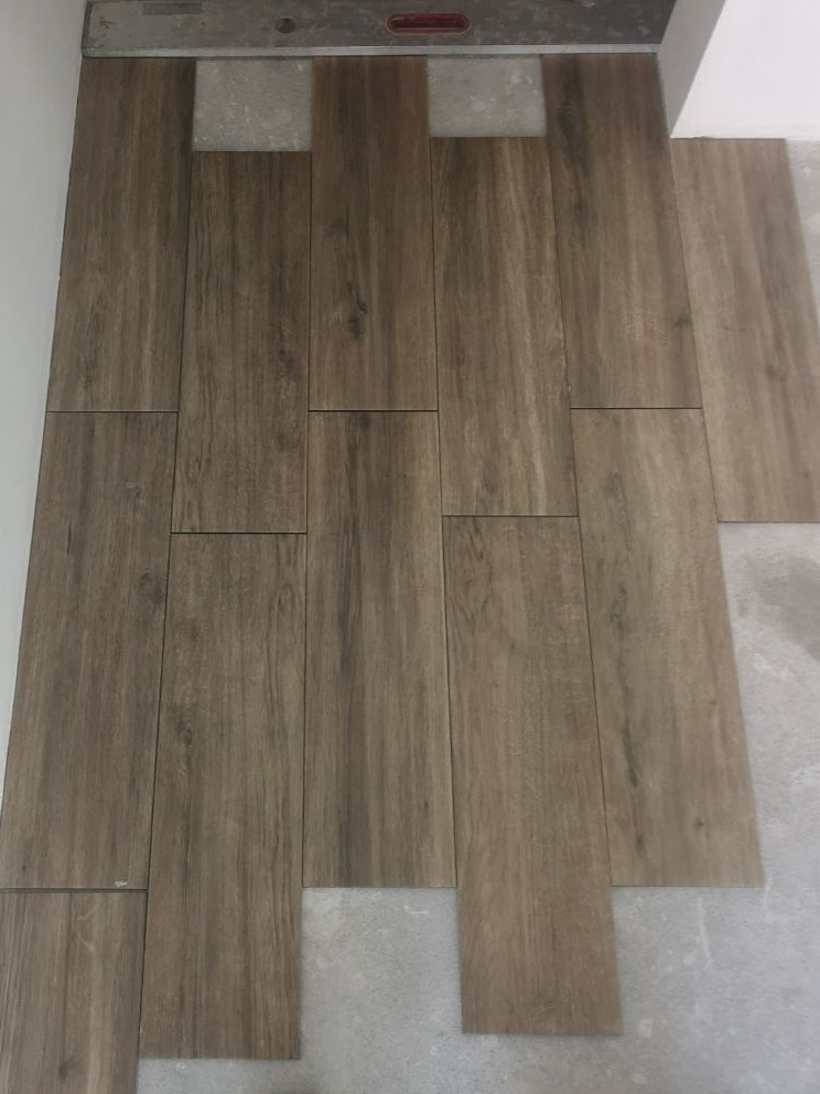 W trakcie układania gresu na podłodze