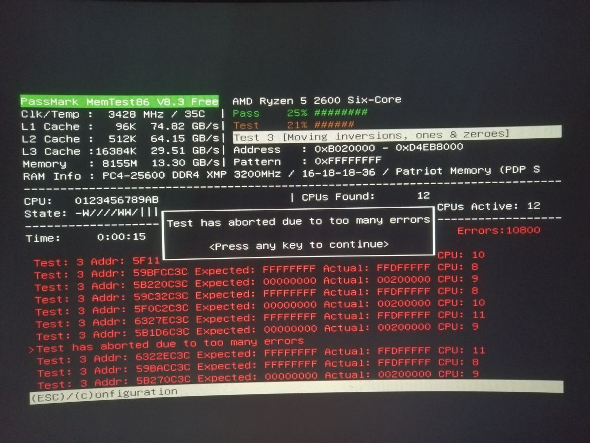 Ekran komputera wyświetlający wynik testu pamięci RAM z licznymi błędami, wskazujący na potencjalny problem ze sprzętem.