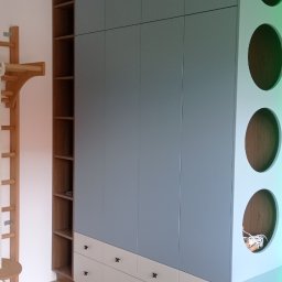 Parago Meble Tomasz Hańczaruk - Niebiesko-biała szafa wnękowa z drewnianymi półkami i okrągłymi otworami z boku, czarne uchwyty, drabinka gimnastyczna z boku. Nowoczesny design.