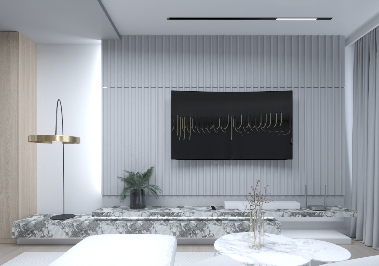 Minimalistyczny salon z telewizorem na tle ściany z pionowymi panelami, marmurowy blat pod telewizorem, designerska lampa podłogowa z elementami złota i marmurowe stoliki kawowe.