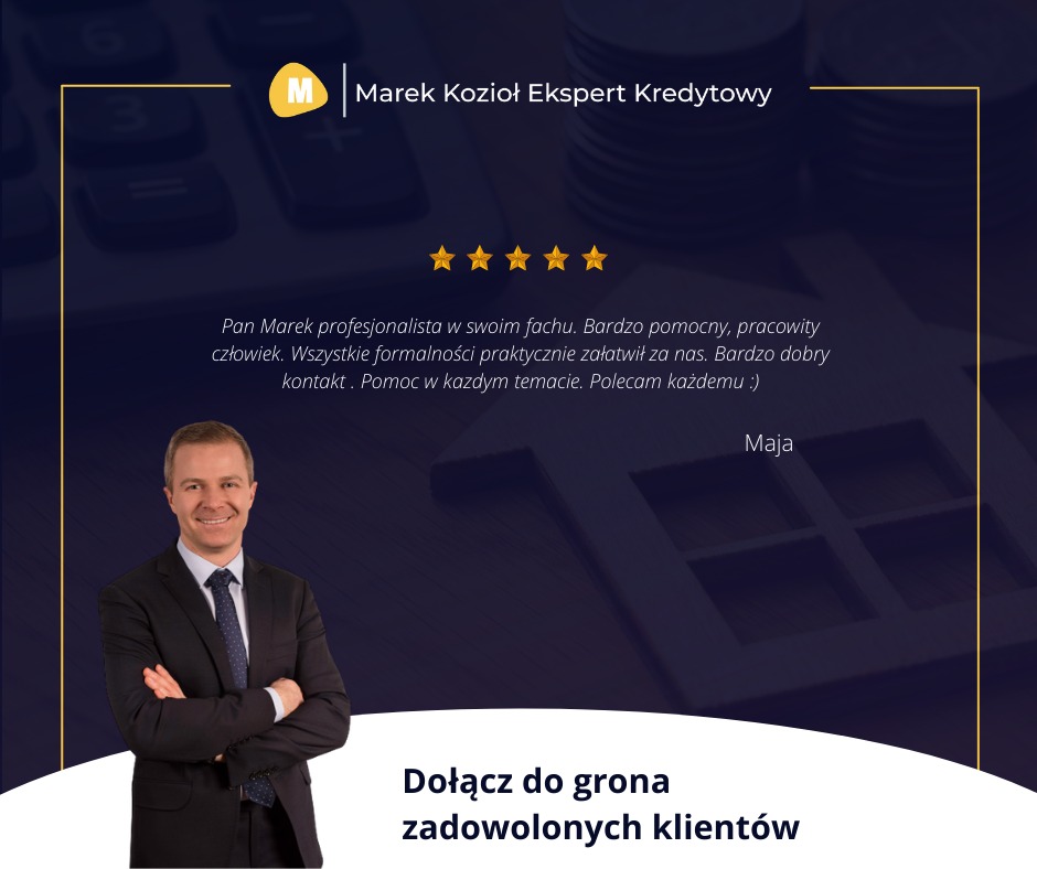 Grafika reklamowa z portretem uśmiechniętego eksperta, logo firmy Marek Kozioł Ekspert Kredytowy, pięciogwiazdkową oceną i pozytywną opinią klientki Mai, na tle grafiki kalkulatora i monet.