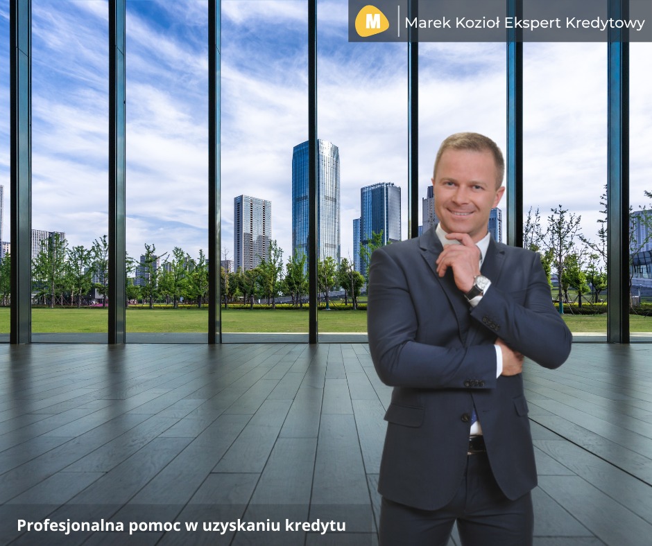 Uśmiechnięty doradca w garniturze na tle przeszklonej ściany z widokiem na nowoczesne budynki i zieleń miejską, w górnym rogu logo firmy.