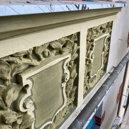 Konserwacja i przywrócenie historycznej kolorystyki herbów na kamienicy w Sopocie 