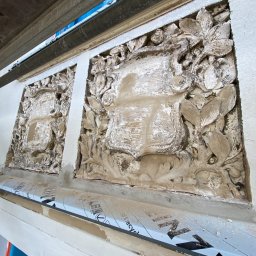 Herby na kamienicy w Sopocie w trakcie konserwacji 