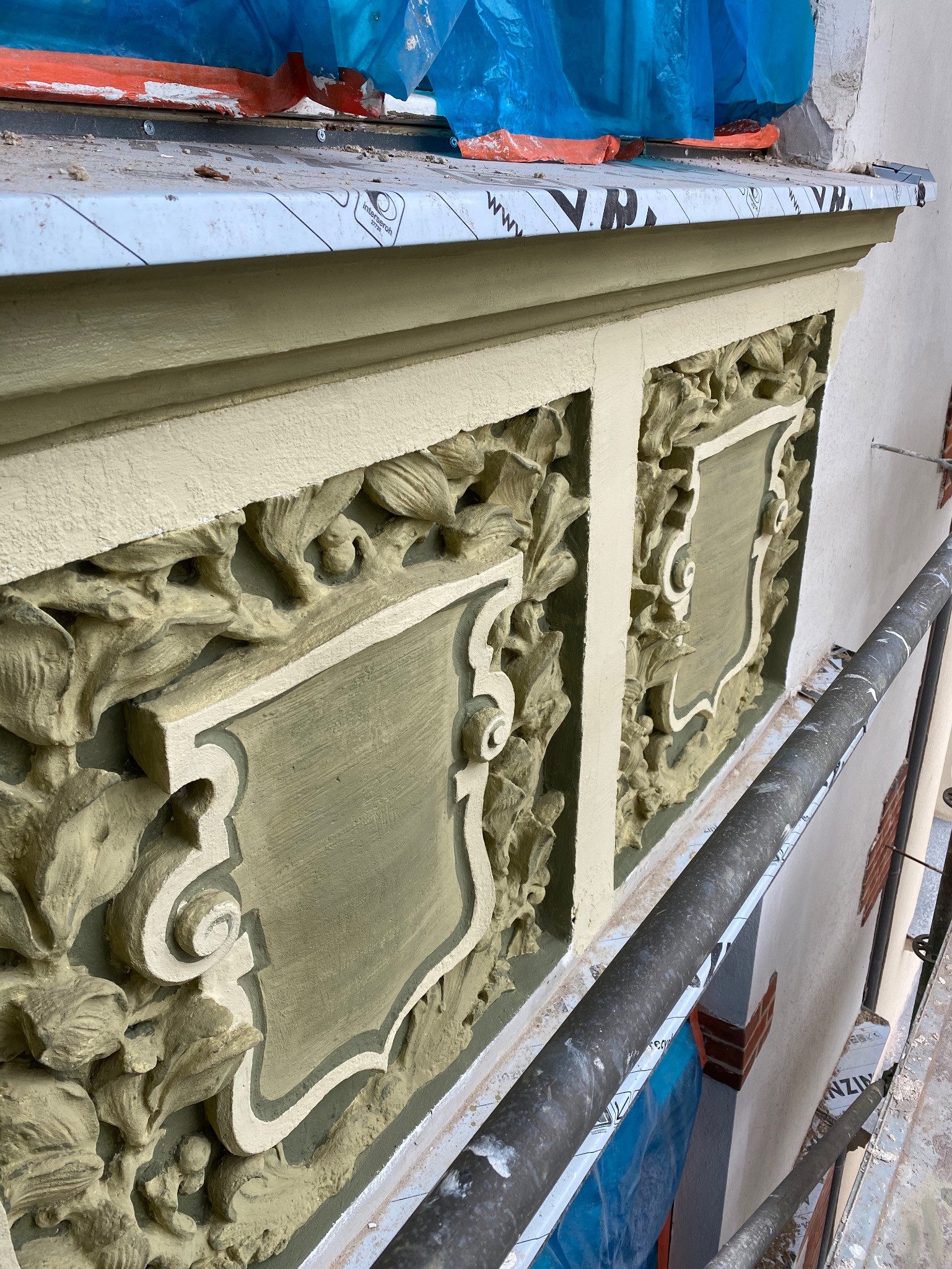 Konserwacja i przywrócenie historycznej kolorystyki herbów na kamienicy w Sopocie