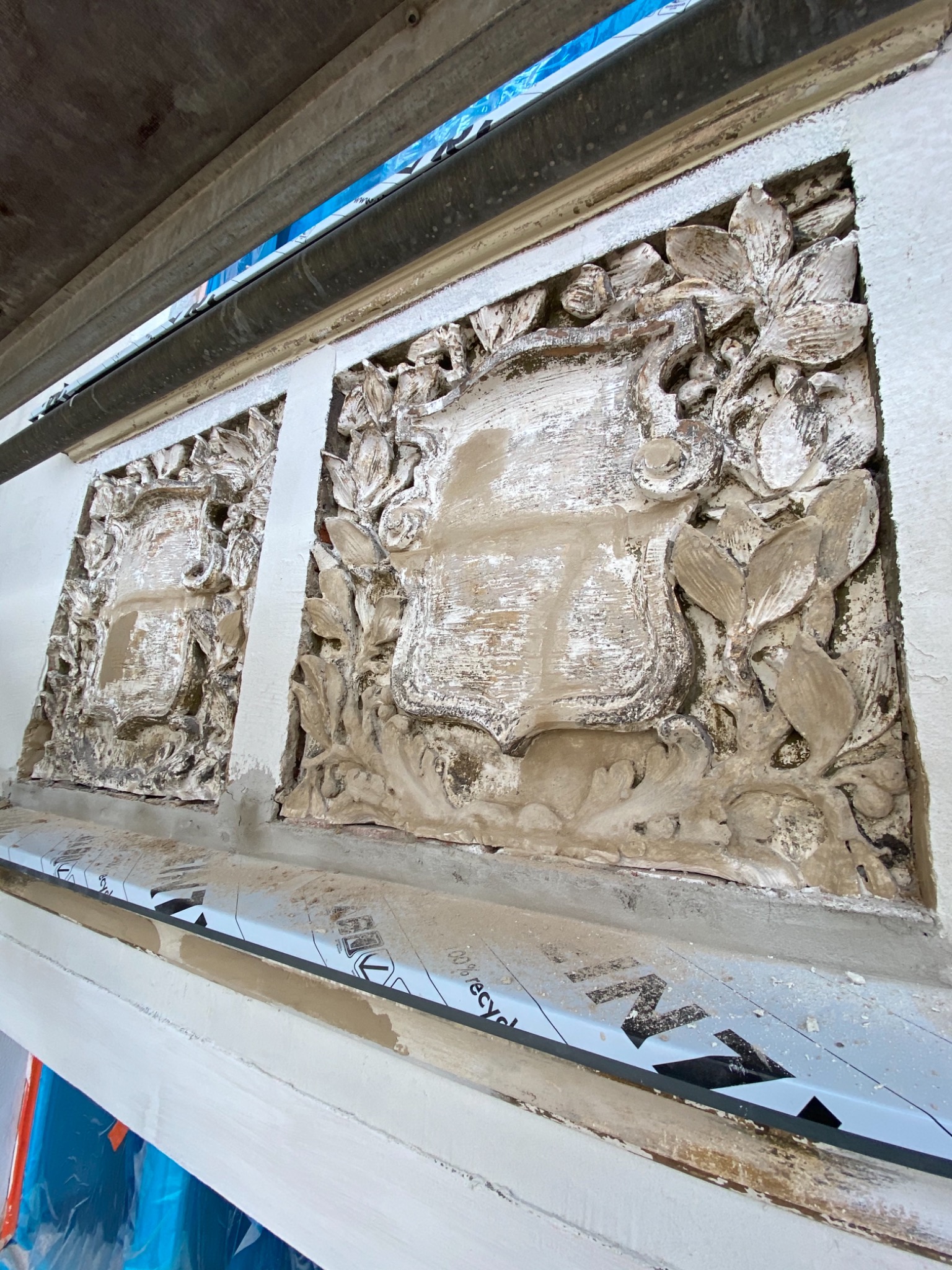 Herby na kamienicy w Sopocie w trakcie konserwacji