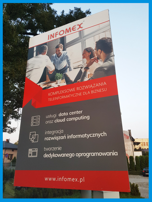 Billboard firmy Infomex z ofertą usług data center, cloud computing, integracji rozwiązań informatycznych i tworzenia dedykowanego oprogramowania, z wizerunkiem zespołu w tle.