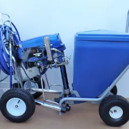 Profesjonalny agregat malarski Graco 3300 SmartControl BlueLink na wózku z oponami, z niebieskim zbiornikiem na farbę i zwiniętym wężem, gotowy do pracy.