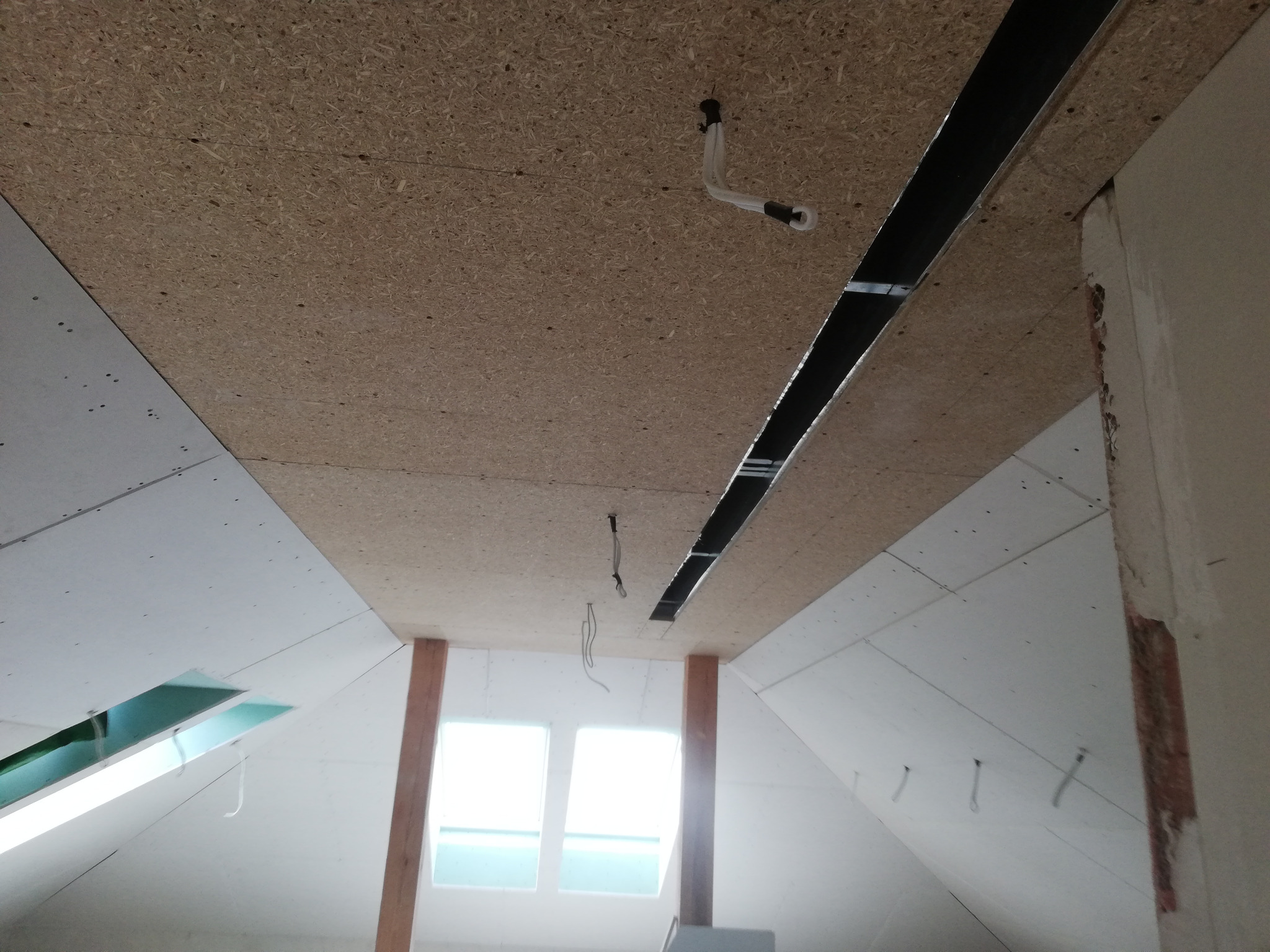 Zabudowa poddasza płytą gipsową. Podbudowa z płyty MFP pod panel jesionowy.