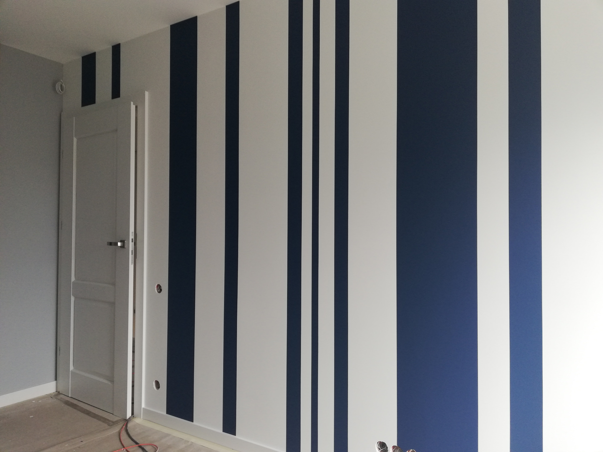 Pasy na ścianie, farba Sigma Couting