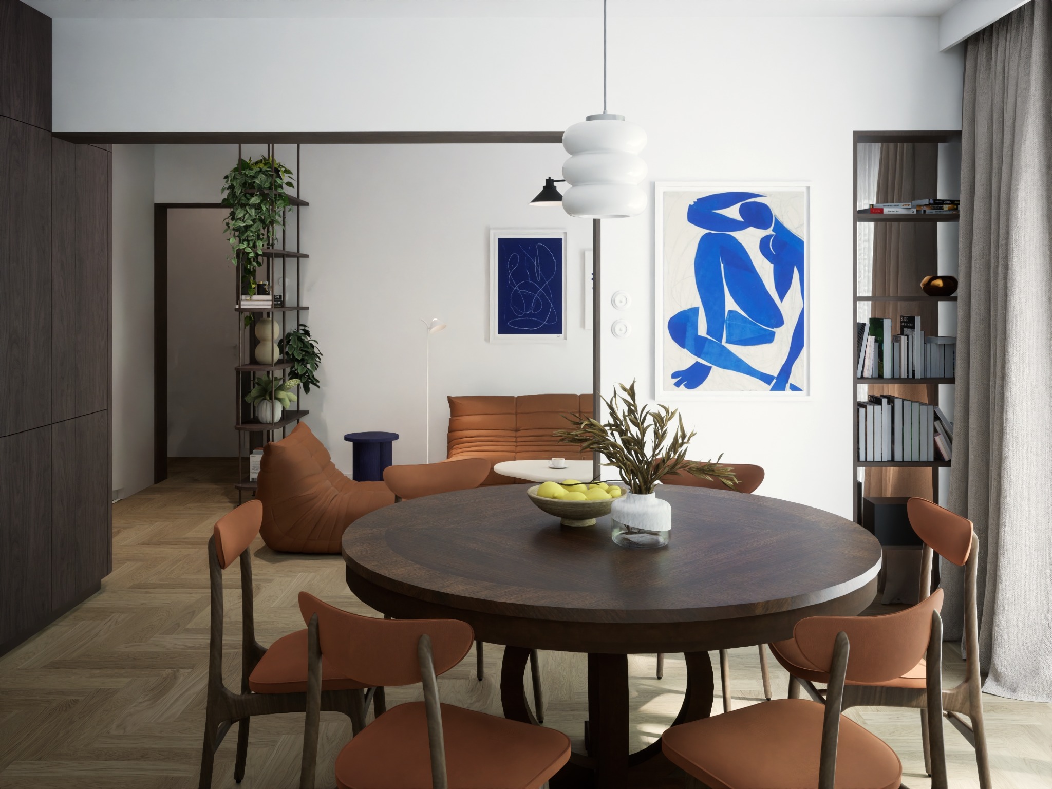Jasne wnętrze z okrągłym, ciemnym stołem, pomarańczowymi krzesłami, brązową sofą modułową, półką z roślinami i abstrakcyjnymi obrazami na ścianie.