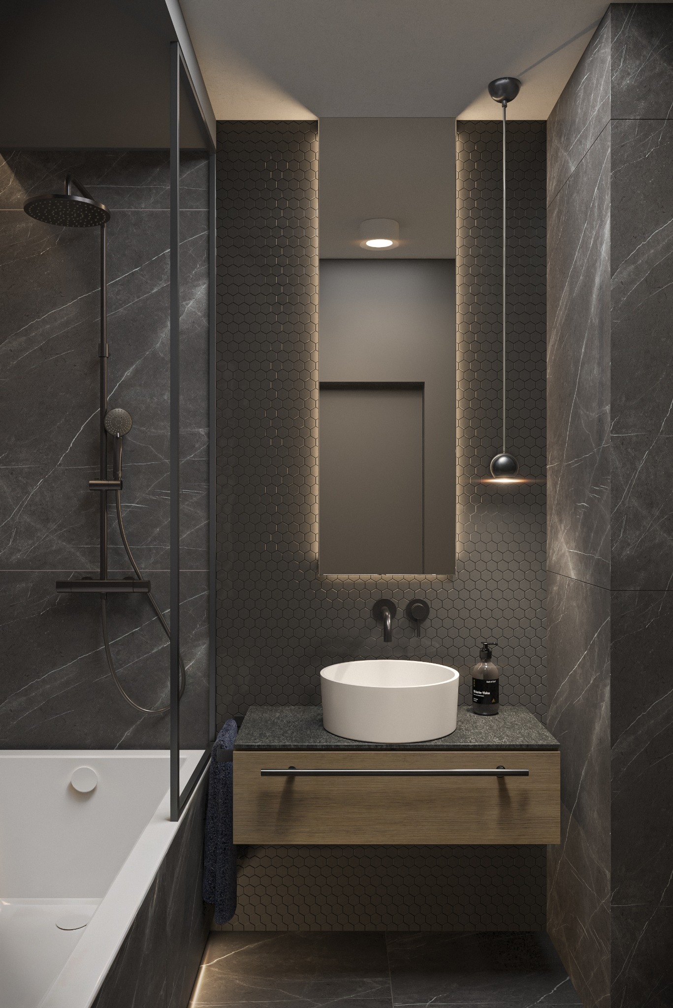 Nowoczesna łazienka z czarnymi płytkami imitującymi marmur, kabiną prysznicową z deszczownicą, okrągłą umywalką nablatową i podświetlanym lustrem na ścianie z mozaiką heksagonalną.