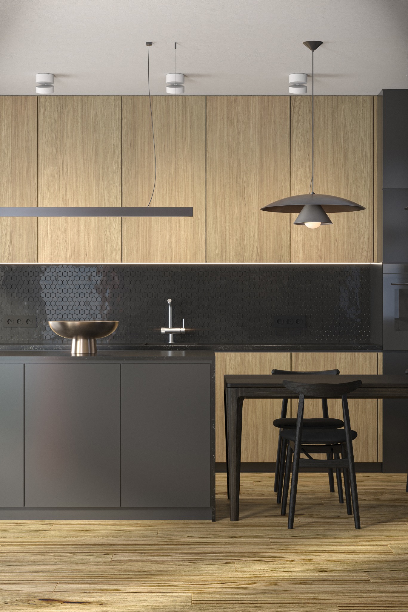 Nowoczesna kuchnia z drewnianymi frontami szafek górnych, czarnymi szafkami dolnymi i heksagonalnymi płytkami na ścianie, oświetlona wiszącymi lampami i listwą LED.