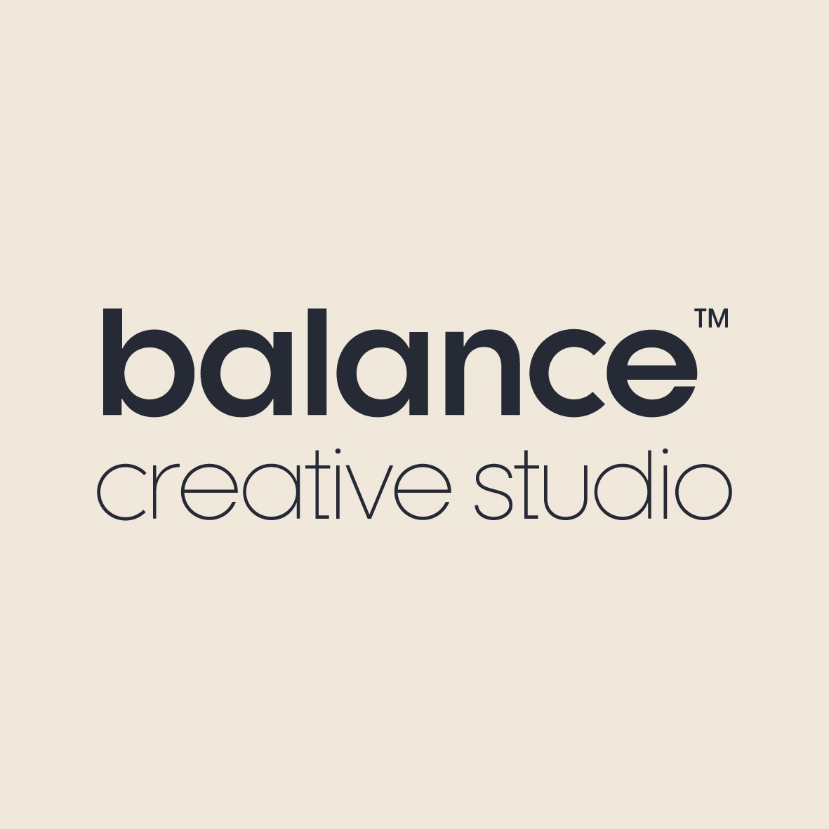Logo firmy Balance Creative Studio z nazwą w kolorze granatowym na beżowym tle. Napis 'creative studio' mniejszą czcionką pod 'balance'.