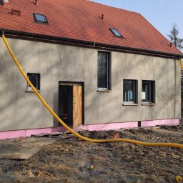 Ocieplenie domu Wroclaw Dębowa  styropianem grafitowym LAMBADA 200 . Ściana przygotowana do ostatecznego tynku zewnętrznego  nakładanego agregatem