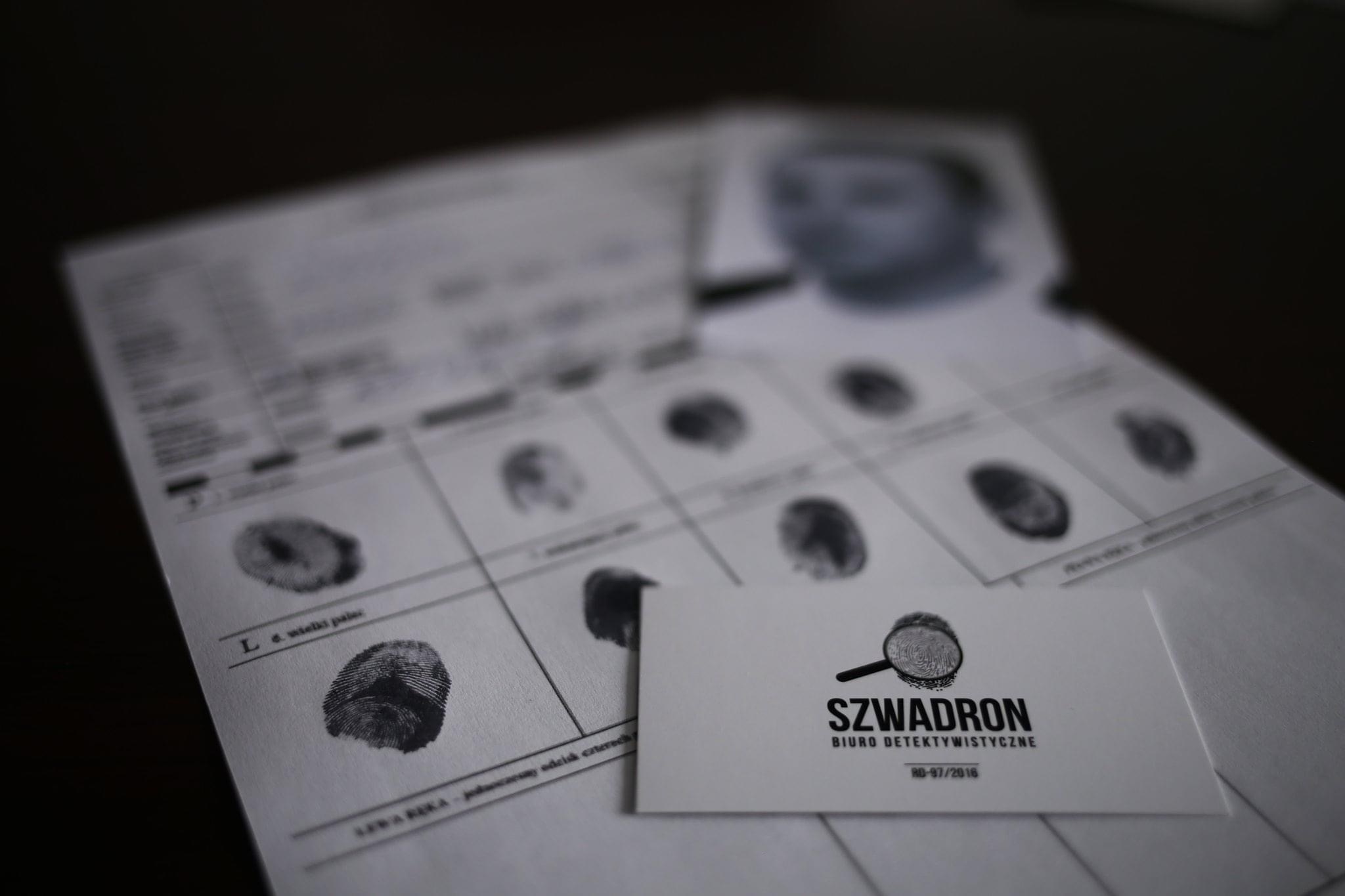 Karta daktyloskopijna z odciskami palców i wizerunkiem osoby, obok wizytówka biura detektywistycznego Szwadron z lupą.