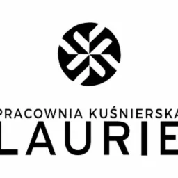 Logo firmy 'Pracownia Kuśnierska LAURIE' z abstrakcyjnym symbolem w kształcie koła z czterema stylizowanymi literami 'L' wewnątrz, czarne na białym tle.