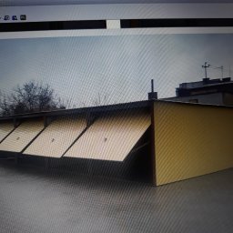 Korona - Rząd blaszanych garaży z lekko uchylonymi drzwiami w pochmurny dzień. Widoczne numery na niektórych drzwiach.