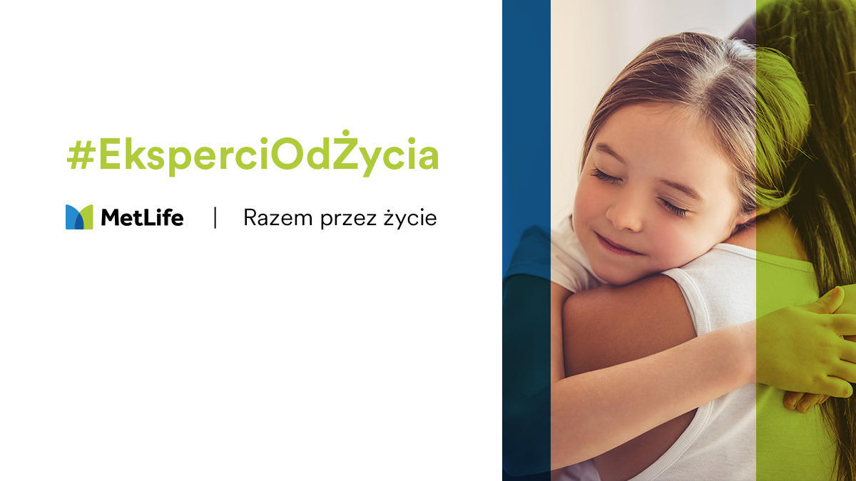 Dziewczynka z zamkniętymi oczami przytulona do ramienia kobiety, obok logo i hasło firmy ubezpieczeniowej.