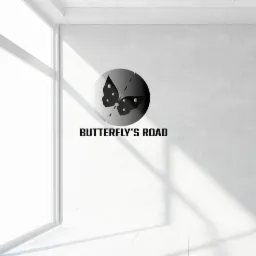 Logo firmy 'Butterfly's Road' z motywem motyla w odcieniach szarości, umieszczone na białej ścianie w minimalistycznym wnętrzu z dużym oknem.