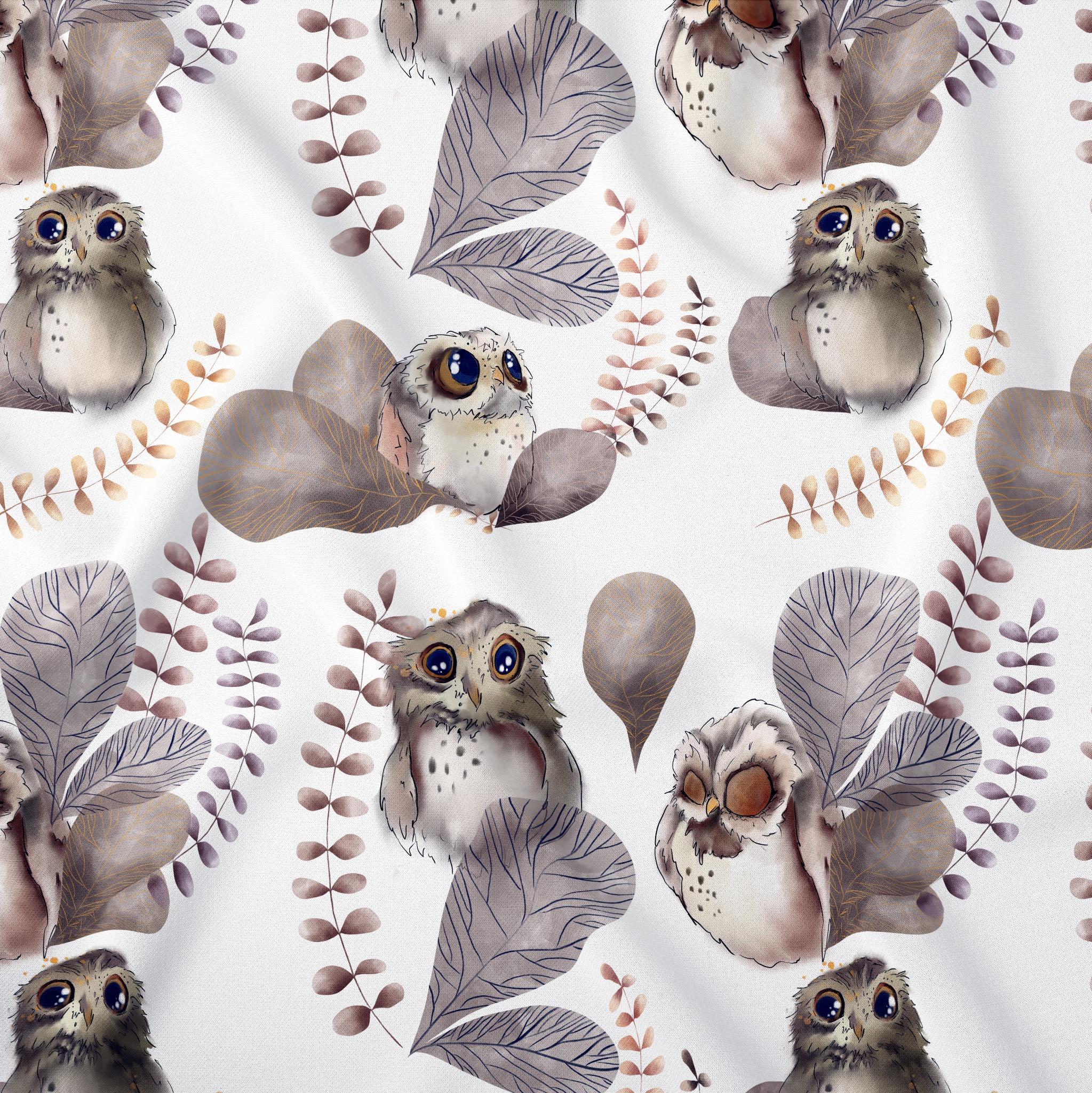 Tkanina bawełniana z powtarzającym się wzorem akwarelowych sów i liści w odcieniach brązu i szarości na białym tle, widoczne delikatne fałdy materiału.