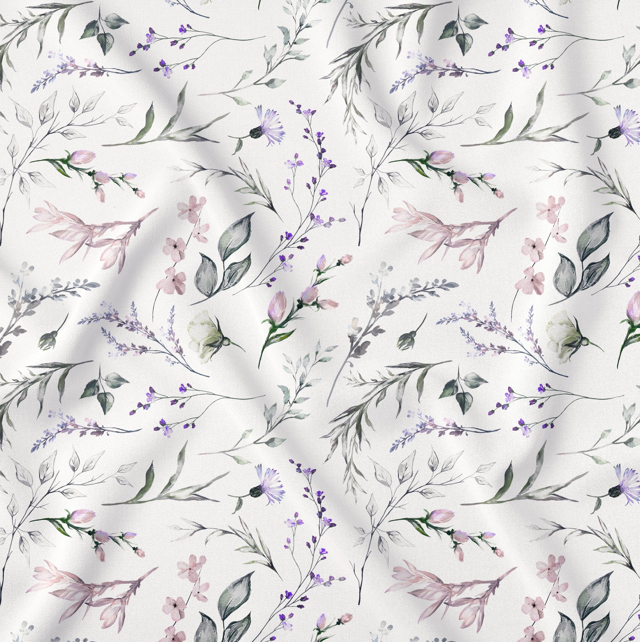 Delikatny, botaniczny wzór na tkaninie z motywem akwarelowych kwiatów i liści w odcieniach fioletu, różu i zieleni na białym, lekko pogniecionym tle.