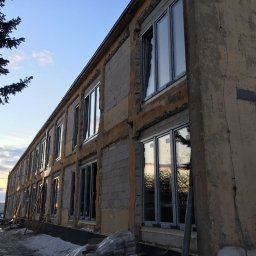 adaptacja budynku starej szkoły na funkcję mieszkaniową wielorodzinną