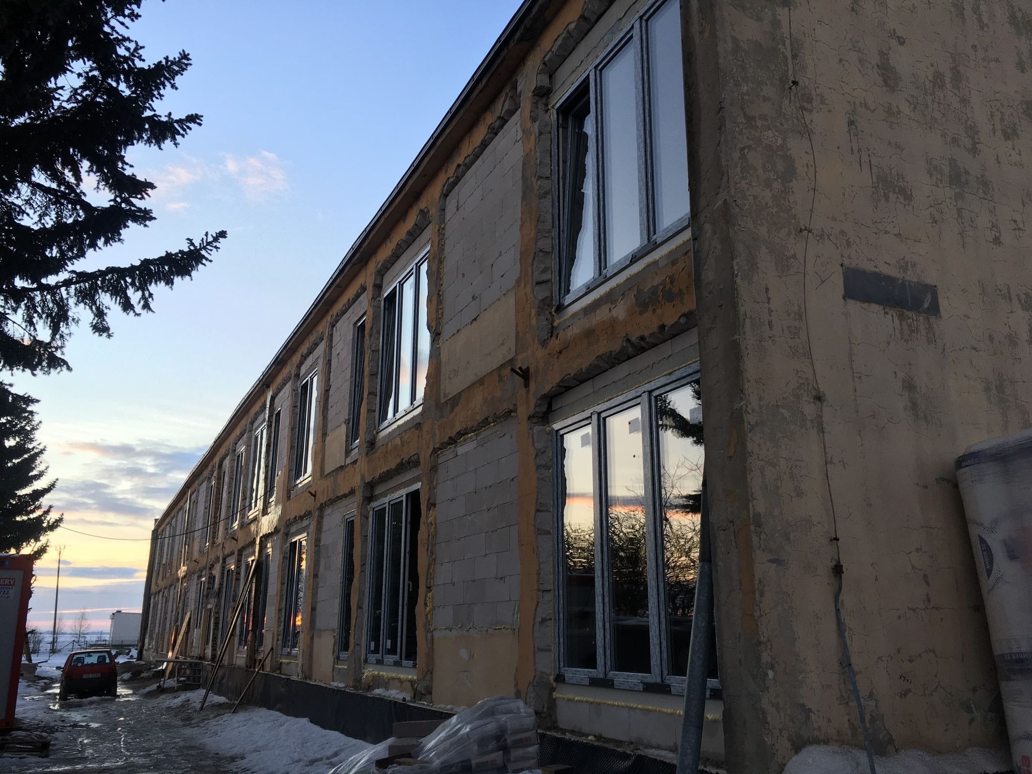 adaptacja budynku starej szkoły na funkcję mieszkaniową wielorodzinną