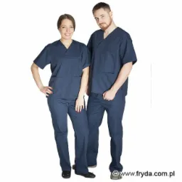 Damski i męski komplet medyczny: granatowa bluza z dekoltem w serek i spodnie, prezentowany na białym tle przez uśmiechniętych modeli.