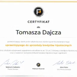 Certyfikat ukończenia szkolenia uprawniającego do sprzedaży kredytów hipotecznych dla Tomasza Dajcza, z logotypami Platinum Financial oraz pieczęcią Hipoteki Szkolenia i podpisami prezesów zarządu.