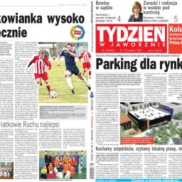 Rajmund Kionka - Akcja meczu piłki nożnej: zawodnik w niebiesko-białym stroju biegnie z piłką, w tle zawodnicy w czerwono-białych strojach i logo klubu.