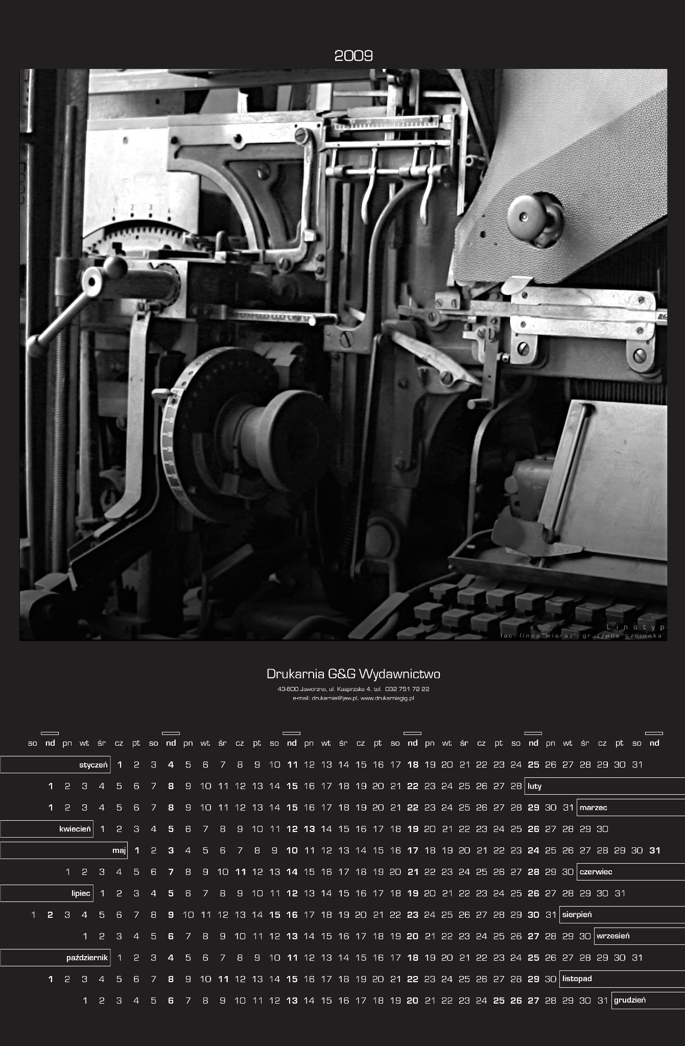 Czarno-białe zbliżenie zabytkowej maszyny drukarskiej z kalendarzem na rok 2009 w tle, prezentujące detale mechanizmu i typografii.