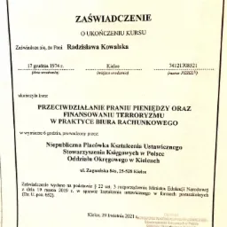 Skan zaświadczenia o ukończeniu kursu z przeciwdziałania praniu pieniędzy i finansowaniu terroryzmu w praktyce biura rachunkowego, wydanego przez Niepubliczną Placówkę Kształcenia Ustawicznego...