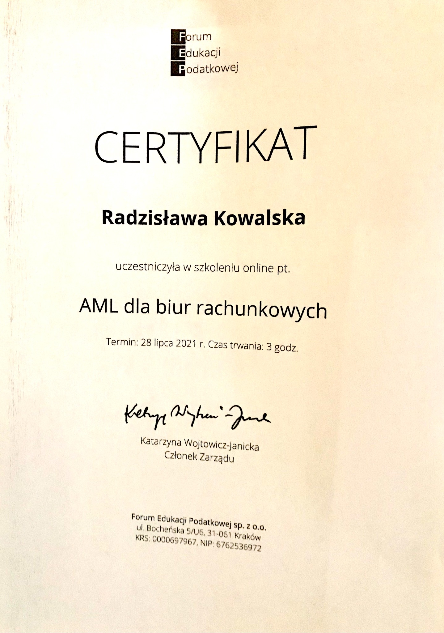 Certyfikat ukończenia szkolenia online AML dla biur rachunkowych przez Radzisławę Kowalską, wydany przez Forum Edukacji Podatkowej z datą 28 lipca 2021, z podpisem Katarzyny Wojtowicz-Janickiej.
