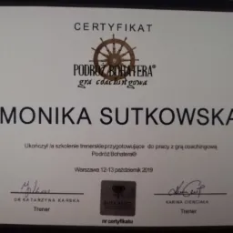 Certyfikat ukończenia szkolenia trenerskiego 'Podróż Bohatera' dla Moniki Sutkowskiej, z datą 12-13 październik 2019, podpisany przez trenerów Katarzynę Karską i Karinę Cienciała. Certyfikat...