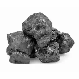 Kupa brył węgla kamiennego o nieregularnych kształtach, z widocznymi refleksami światła na czarnej, błyszczącej powierzchni, ułożona na białym tle.