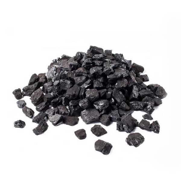 Kupa czarnego ekogroszku o nieregularnych kształtach na białym tle, z widocznymi refleksami światła na powierzchni bryłek.
