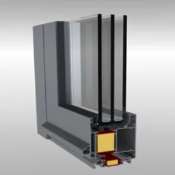 Przekrój okna z trzema szybami w szarej ramie z widoczną komorą profilu i uszczelkami na jasnoszarym tle.